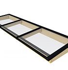 Lichtstraat maat 370 x 100 cm, zwart gecoat aluminium raamwerk, basis in vurenhout, onbehandeld.