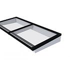 Lichtstraat maat 250 x 100 cm, zwart gecoat aluminium raamwerk, basis in vurenhout, lichtgrijs gespoten.