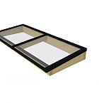 Lichtstraat maat 250 x 100 cm, zwart gecoat aluminium raamwerk, basis in vurenhout, groen geïmpregneerd.