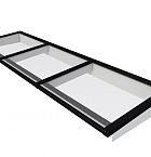 Lichtstraat maat 370 x 100 cm, zwart gecoat aluminium raamwerk, basis in vurenhout, wit gespoten.