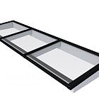 Lichtstraat maat 370 x 100 cm, zwart gecoat aluminium raamwerk, basis in vurenhout, lichtgrijs gespoten.