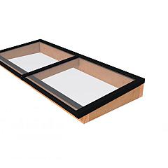 Lichtstraat maat 250 x 100 cm, zwart gecoat aluminium raamwerk, basis in douglashout, kleurloos geïmpregneerd.