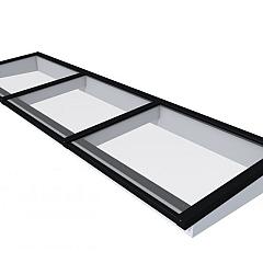 Lichtstraat maat 370 x 100 cm, zwart gecoat aluminium raamwerk, basis in vurenhout, lichtgrijs gespoten.