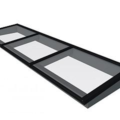 Lichtstraat maat 370 x 100 cm, zwart gecoat aluminium raamwerk, basis in vurenhout, antraciet gespoten.