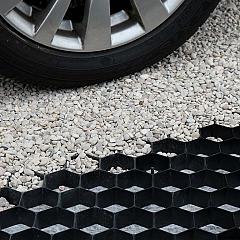 <p>Met de juiste tuinaanleg en onderhoudsproducten maak je jouw tuin overzichtelijk, netjes en duurzaam. Je vindt bij ons alles wat je nodig hebt voor kleine en grote klussen. Denk aan een bezem, vloertrekker, spuimpistool, voegkruisjes, afstandhouders en tegeldragers. Je ontdekt ook materialen zoals beits, impregneermiddel, betonmortel, onkruiddoek, worteldoek, kit en lijm. Zo werk je elke tuin of buitenruimte af met kwaliteit en gemak.</p>
