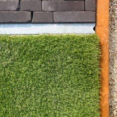 <p>Kunstgras is de oplossing als je een onderhoudsvriendelijke tuin wilt die het hele jaar door groen blijft. Je kiest uit verschillende soorten gras, zoals kindvriendelijk gras, diervriendelijk gras, hockey gras en gekleurd gras. Je hebt keuze uit meerdere hoogtes, zoals 30 mm, 35 mm, 40 mm, 45 mm en 50 mm. Elke hoogte heeft een eigen uitstraling en comfortniveau. Daardoor is er altijd een variant die past bij jouw tuin of speelplek. Kunstgras combineer je eenvoudig met rubber tegels, val tegels en hardhouten tegels. Zo maak je elke ondergrond veilig en comfortabel.</p>
