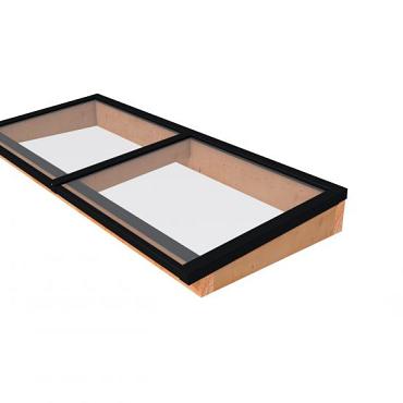 Lichtstraat maat 250 x 100 cm, zwart gecoat aluminium raamwerk, basis in douglashout, kleurloos geïmpregneerd.