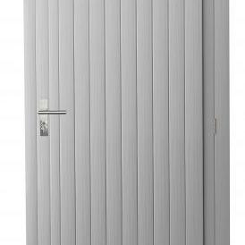 Vuren enkele dichte deur extra breed inclusief kozijn, rechtsdraaiend, 112 x 201 cm, lichtgrijs gespoten.