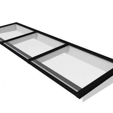 Lichtstraat maat 370 x 100 cm, zwart gecoat aluminium raamwerk, basis in vurenhout, wit gespoten.