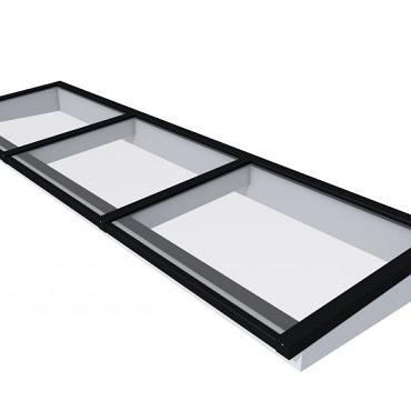 Lichtstraat maat 370 x 100 cm, zwart gecoat aluminium raamwerk, basis in vurenhout, lichtgrijs gespoten.