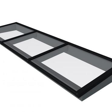 Lichtstraat maat 370 x 100 cm, zwart gecoat aluminium raamwerk, basis in vurenhout, antraciet gespoten.