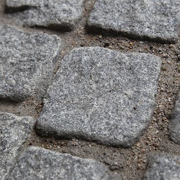 Portugees graniet +/- 9-11x9-11x9-11  cm. grijs