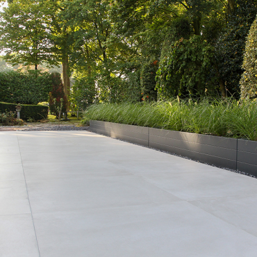 One 20MM Cement tegel 90x90x2 cm.