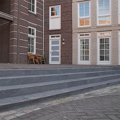 Blue Stone traptrede gezoet + anti-slip rand 100x35x15 cm. (onderzijde zonder anti-slip rand)