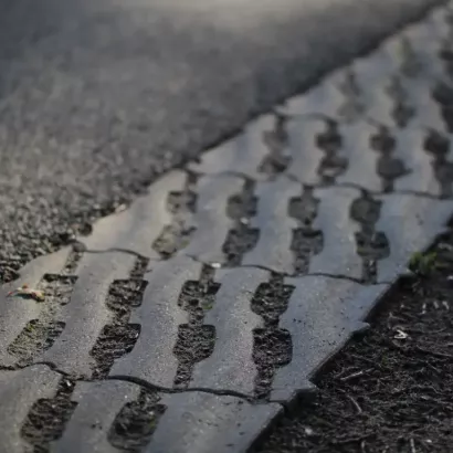 Grasbetontegel type M 40x40x12(meander) rondom hol-dol verbinding K85910  BK25