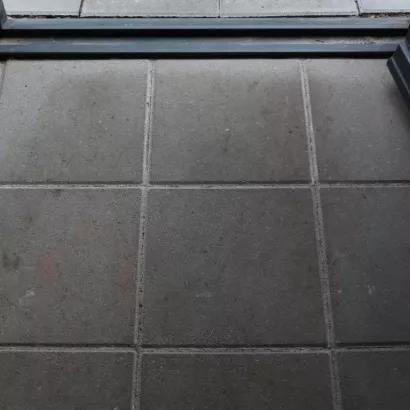 Tegel 30x30x4,5 facet KOMO grijs klein pakket