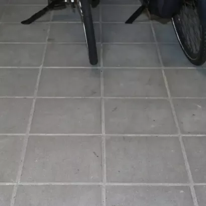 Tegel 30x30x4,5 facet KOMO grijs klein pakket