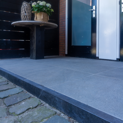 Blue Stone strook gezoet 20 cm breed 150x20x5 cm.