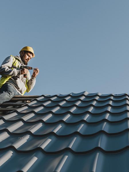 lang geschoten man aan het werk op het dak